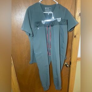 Figs Women's Scrub Set